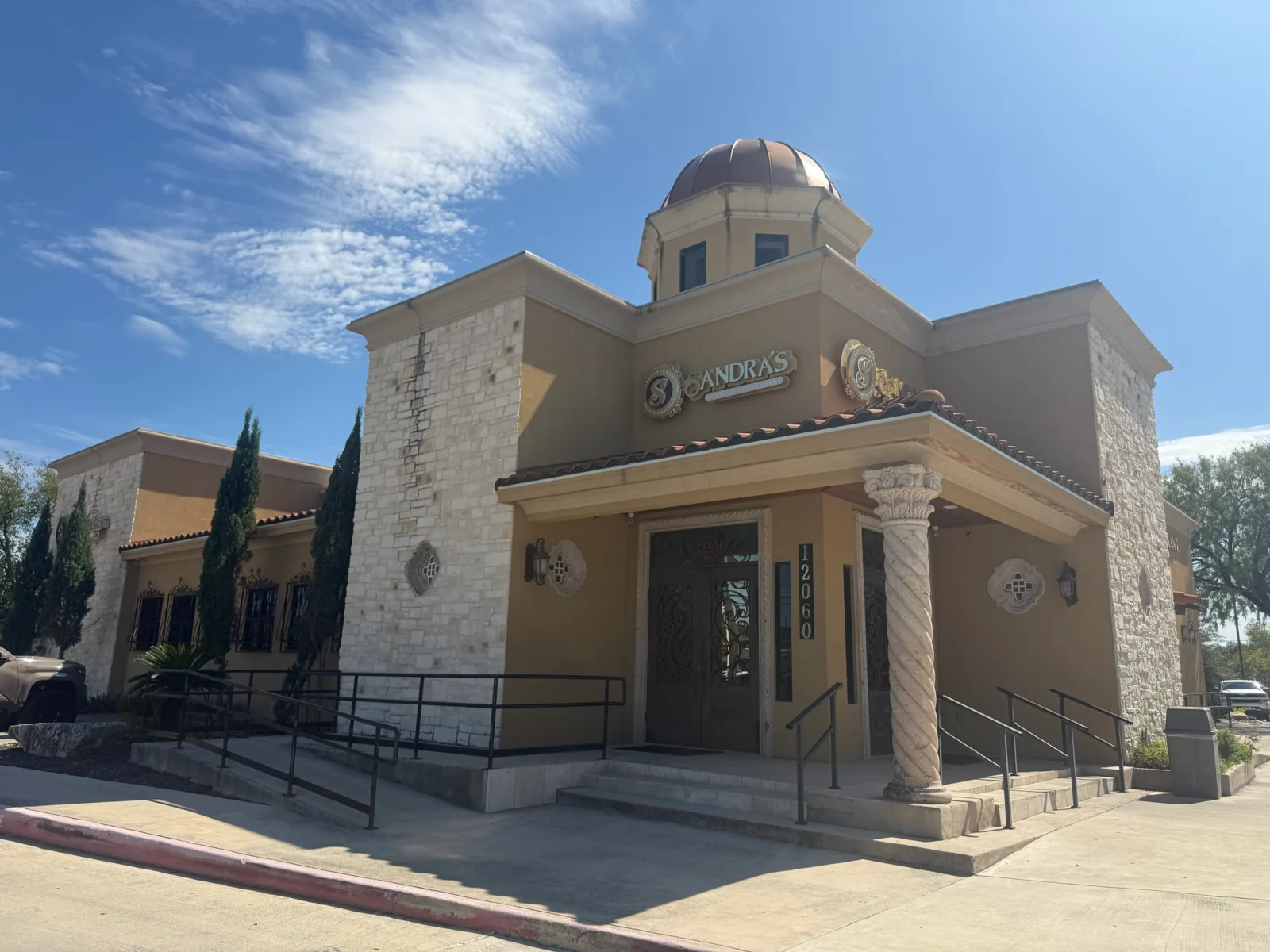 Sandra's Cuisine en 12060 Potranco Rd: la cúpula de cobre, el farol y las columnas salomónicas sobre la entrada